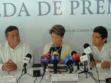 La secretaria de Salud federal, Mercedes Juan López, el gobernador de Campeche, Fernando Ortega Barnés (d) y el secretario estatal de Salud, Alfonso C