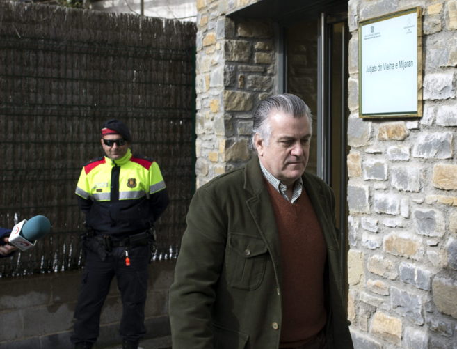 El ex tesorero del PP, Luis Bárcenas, sale de los juzgados de Viella (Lérida), durante unas vacaciones en el Valle de Arán, en el Pirineo catalán