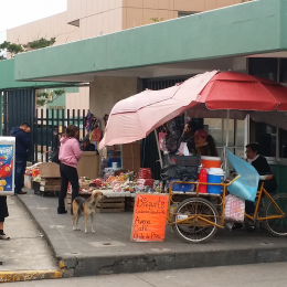 Vendedores afuera del IMSS en Ciudad Madero