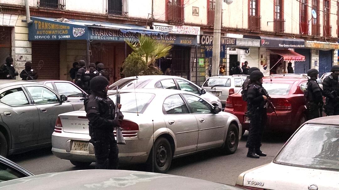 Los agentes resguardaron la zona para impedir que se filtraran más personas a la vecindad donde habitan unas 70 familias.
