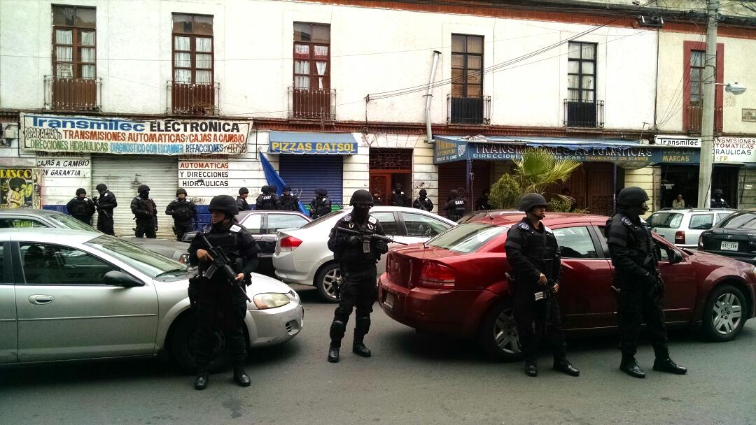 Los agentes resguardaron la zona para impedir que se filtraran más personas a la vecindad donde habitan unas 70 familias. 