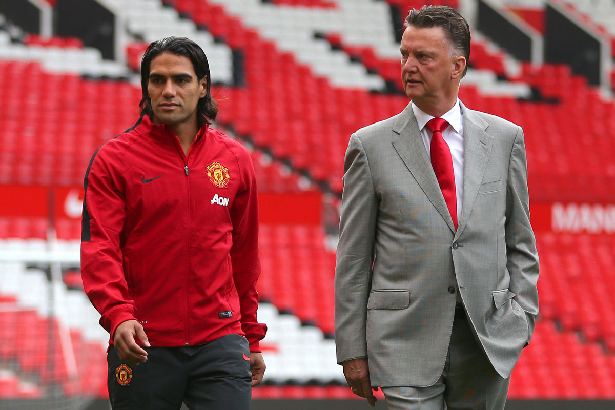 Falcao y Luis Van Gaal recorriendo el Old Trafford 
