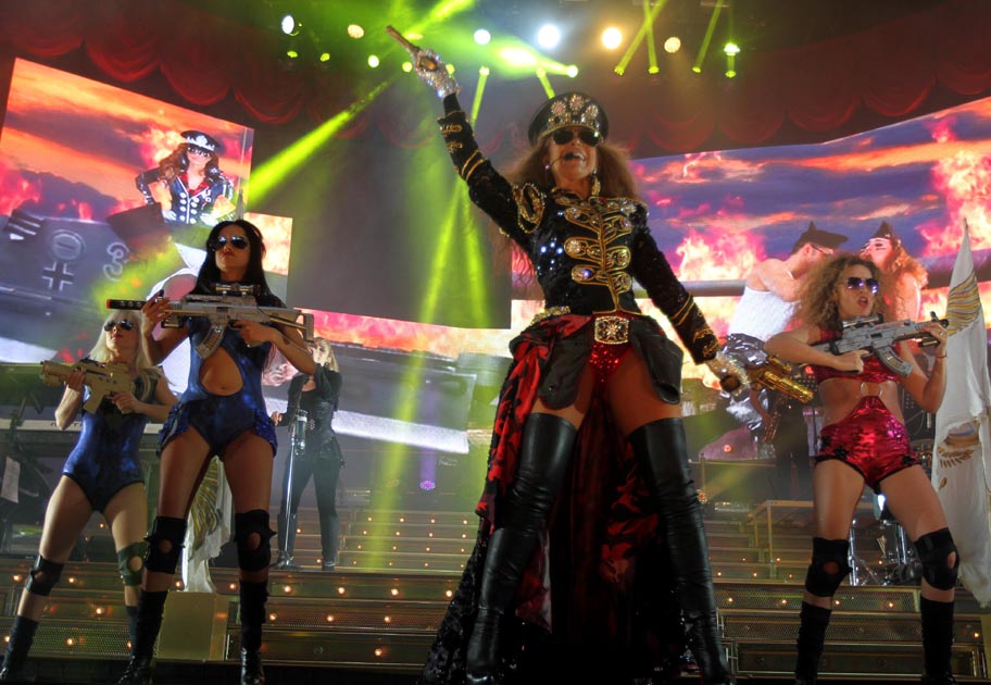 Gloria Trevi en el Coliseo Centenario de Torréon en su show "De Película".