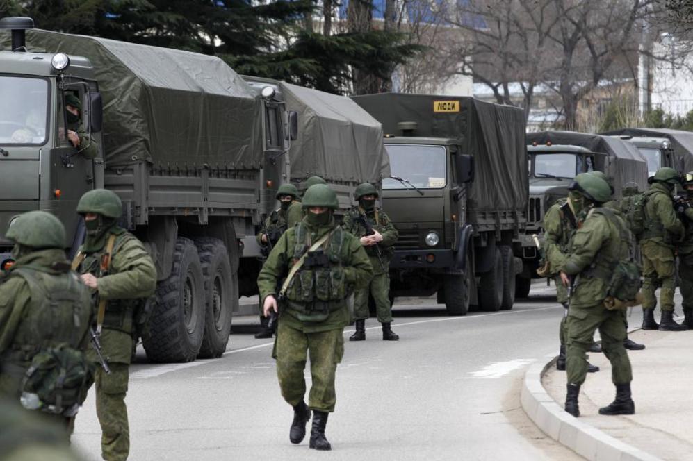 Grupos de soldados rusos patrullan en un puesto fronterizo en la ciudad de Balaclava, en la península de Crimea