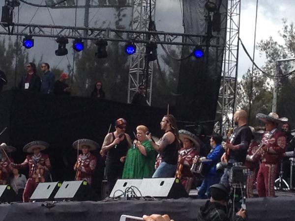 Paquita cantando con la agrupación. 