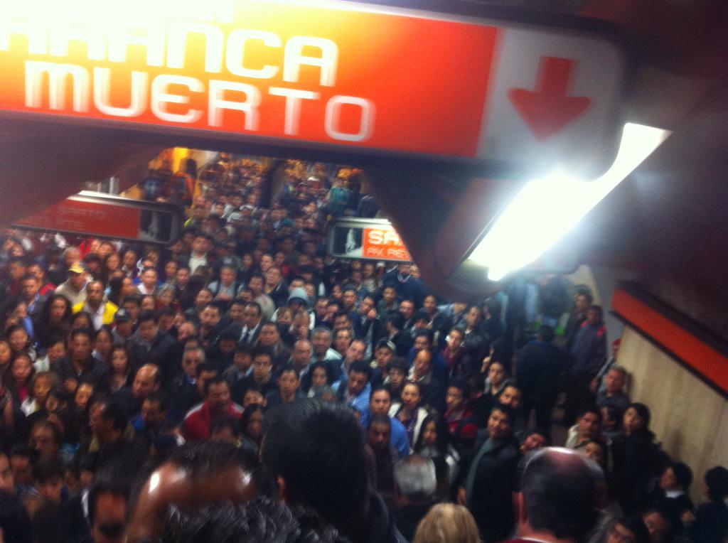 Usuarios de la Línea 7 del Metro reportaron a través de Twitter fallas en el servicio.