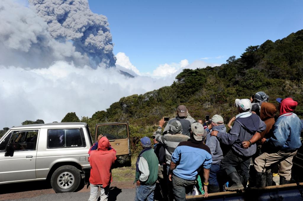 El volcán Turrialba registró una serie de erupciones que provocaron lluvia de ceniza a sus alrededores. 