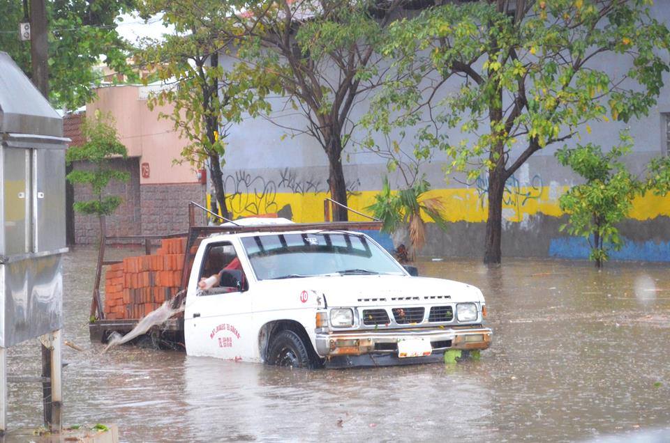 Calles y avenidas quedaron inundadas tras la intensa lluvia.