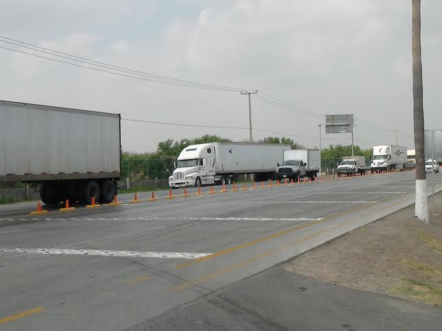 Camiones de carga en la frontera tamaulipeca.