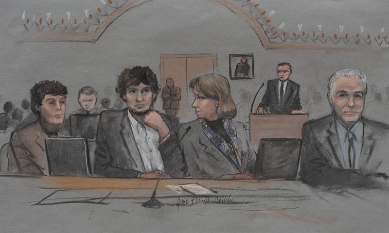 Imagen del ilustrador donde se ve al acusado Dzhokhar Tsarnaev (2i) junto con sus abogados, en la Corte Federal John Joseph Moakley de Boston