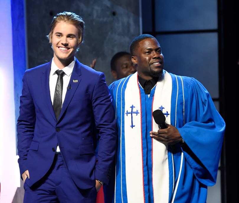 Justin Bieber junto a Kevin Hart, el conductor del 'roast'. 