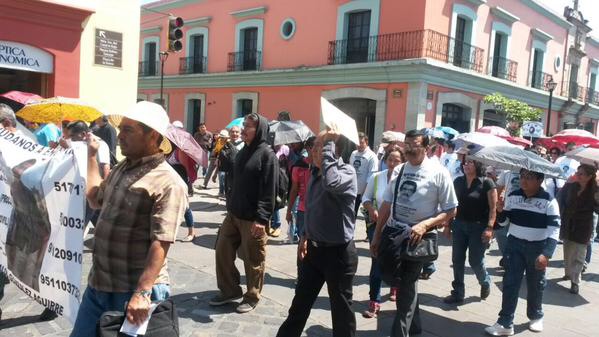 Maestros de la CNTE marcharon hoy para exigir la aparición de un docente desaparecido.