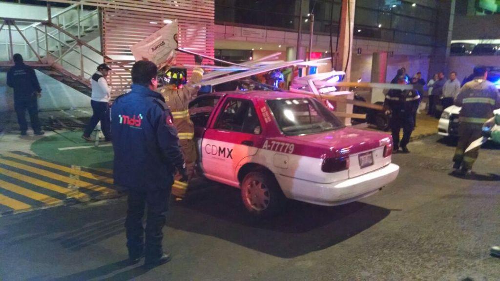 El conductor del taxi fue trasladado a un hospital para ser atendido.