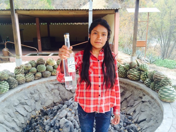 Los habitantes de San Dionisio Ocotepec todos conocen a Adela, una niña de 14 años que logró sacar al mercado su propia marca de mezcal.  