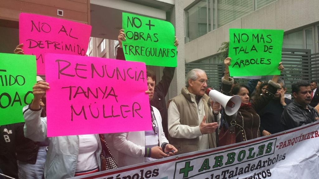 Los manifestantes entregaron un pliego petitorio a un trabajador del GDF. 