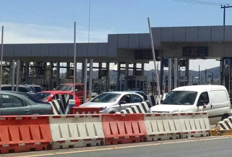 La autopista México-Cuernavaca presenta tránsito lento de vehículos a la altura de la caseta de peaje de Tlalpan, debido a obras.