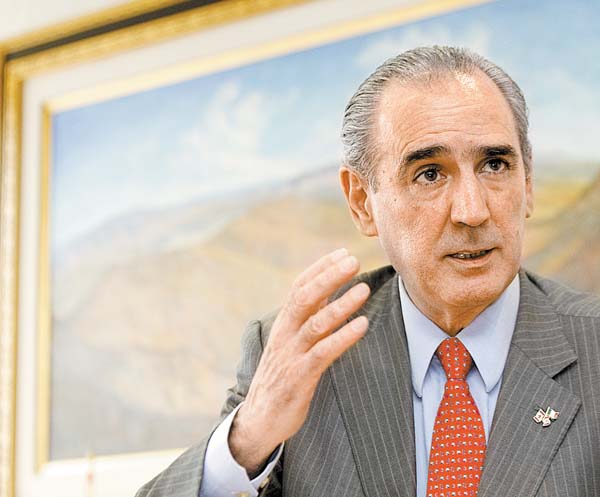 De un solo golpe derribó todas las especulaciones sobre la venta del banco.