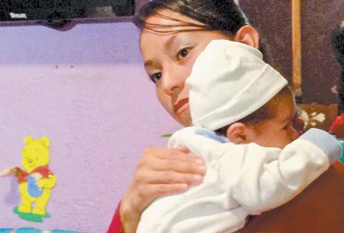 Diana carga a su hijo Guillermo Cortés, quien nació en el hospital donde fue la explosión.