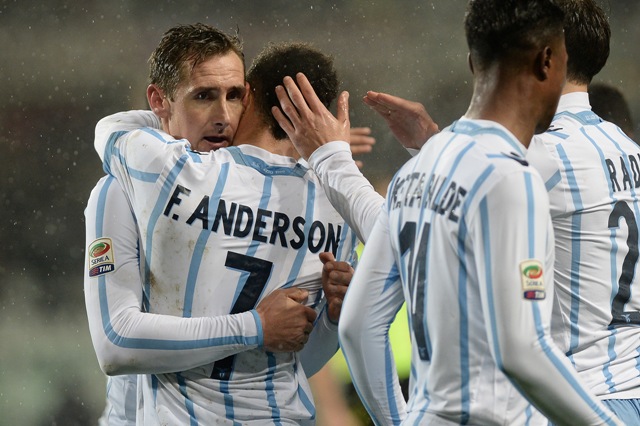 Klose y Felipe Anderson celebran un gol de la Lazio