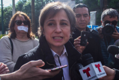 La periodista Carmen Aristegui se reunió con su equipo y habló a la prensa.