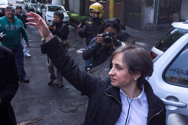 La periodista Carmen Aristegui se reunió con su equipo y habló a la prensa.