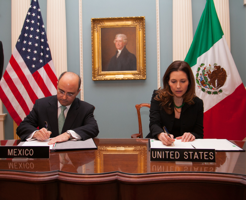 El subsecretario para América del Norte, Sergio Alcocer, y la secretaria de Estado adjunta para Asuntos Educativos y Culturales, Evan Ryan firmaron el