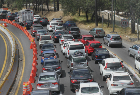 El tránsito vehicular sigue intenso en la autopista México-Cuernavaca, en el regreso de vacacionistas al Distrito Federal.