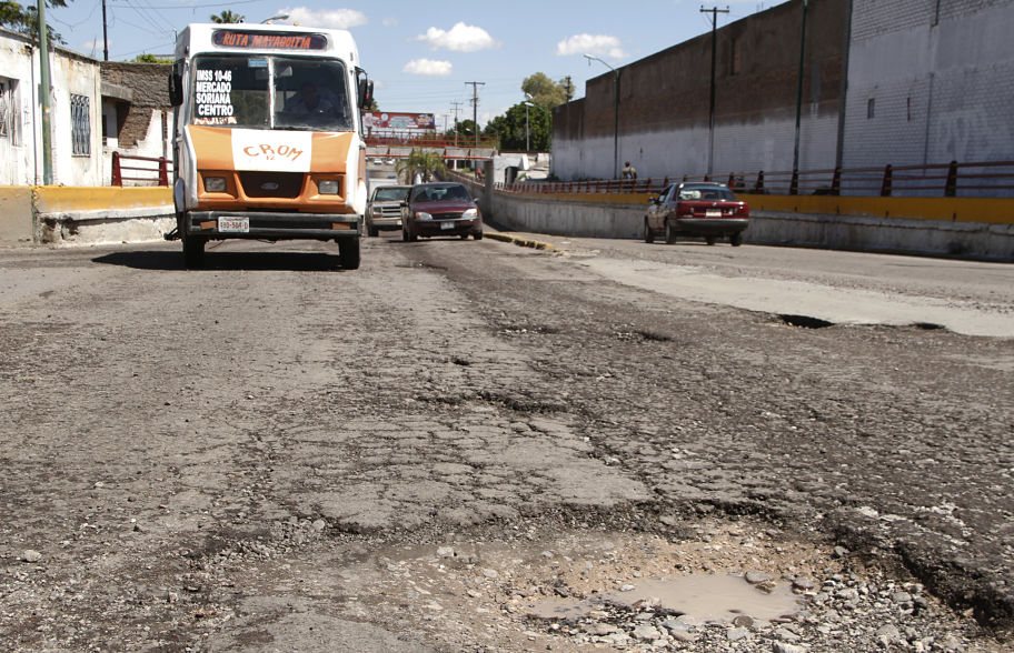 Un caso insólito fue el desnivel de la Urrea, el cual quedo casi desecho en su carpeta asfáltica a pesar del rebombeo.