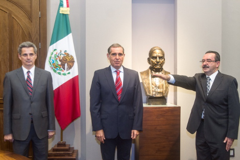 El gobernador tomó protesta al nuevo funcionario.