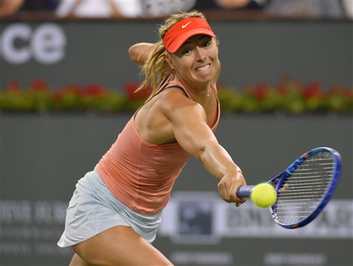 María Sharapova, hace el esfuerzo para llegar a la pelota 