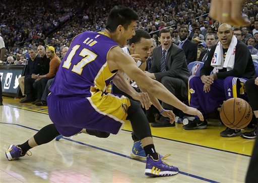 Momentos del juego entre los Lakers y los Warriors 
