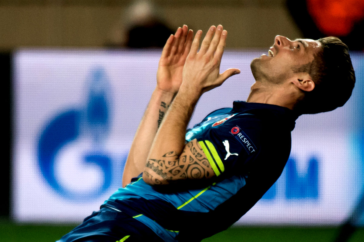 Olivier Giroud acercó a su Arsenal