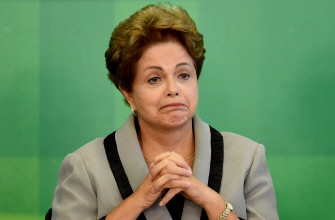 La presidenta de Brasil, Dilma Rousseff, hace un gesto durante la firma del Código de Procedimiento Civil, ayer en Brasilia