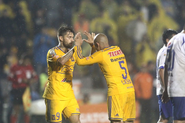 Rafael Sobis y Egidio Arévalo celebran una de las anotaciones ante San José