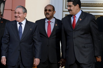 Raul Castro (i), presidente de Cuba, Gaston Brown (c), primer ministro de Antigua y Barbuda, y Nicolás Maduro (d), hoy en la cumbre del ALBA 