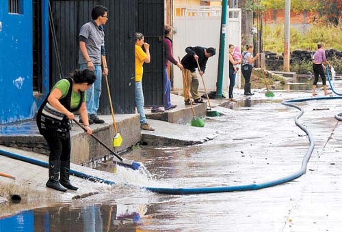 Vecinos de las colonias afectadas limpian las calles.