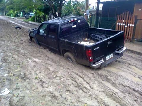 Vehículos se hunden en el lodo