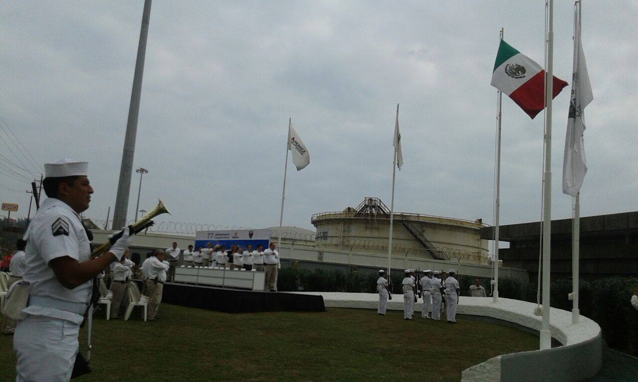 En la refinería Francisco I. Madero se realizó una ceremonia cívica.