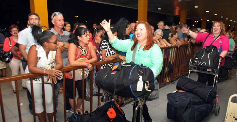 Un grupo de personas aguarda la llegada de sus familiares y amigos en el vuelo de Nueva York hasta la Habana hoy