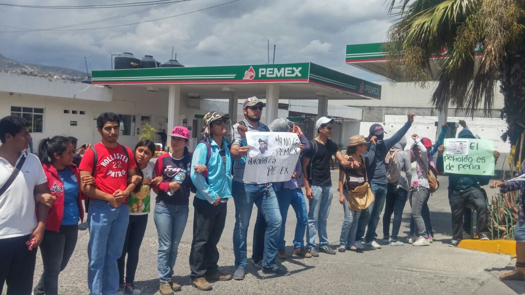 Los normalistas cerraron las gasolineras.