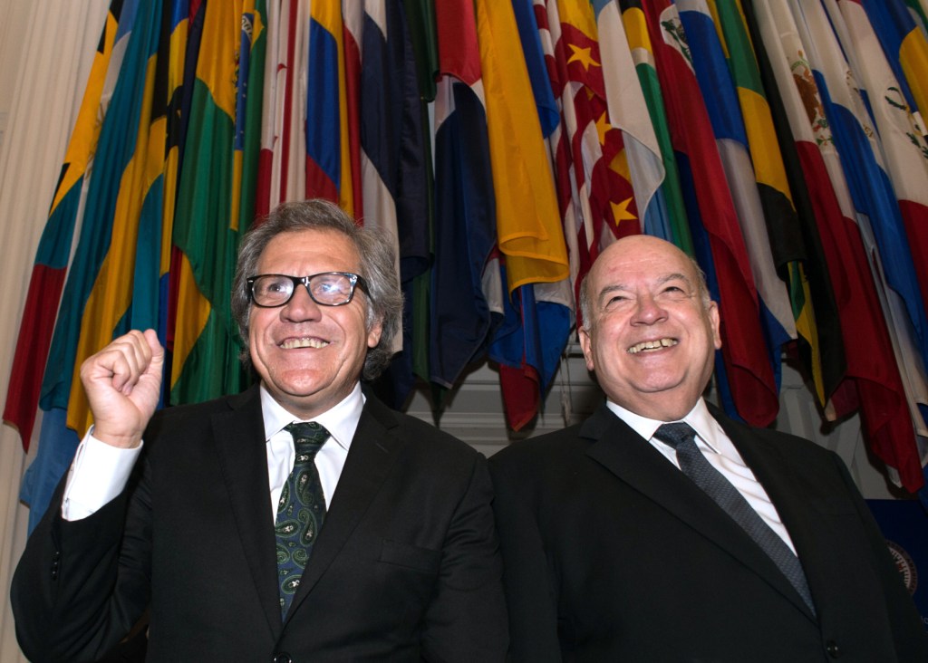 Luis Almagro (izquierda) después de pronunciar un discurso ante los 34 representantes de los países que integran la OEA 