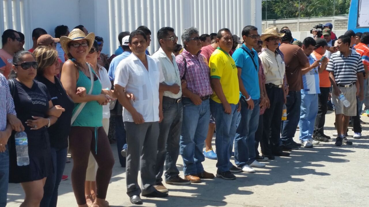 Los maestros hiceron vallas para evitar el paso a la estación.