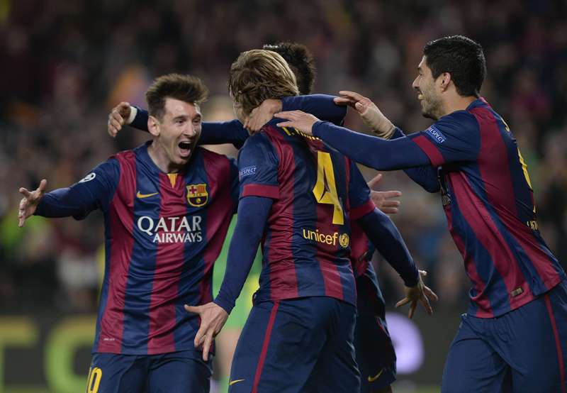Messi felicita a  Ivan Rakitic por su gol 