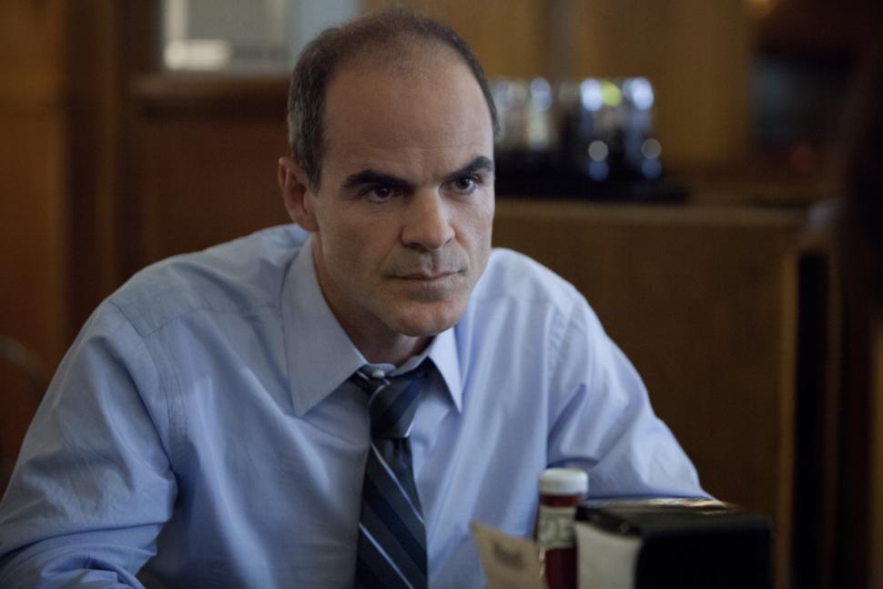 Michael Kelly da vida a Doug Stamper. 