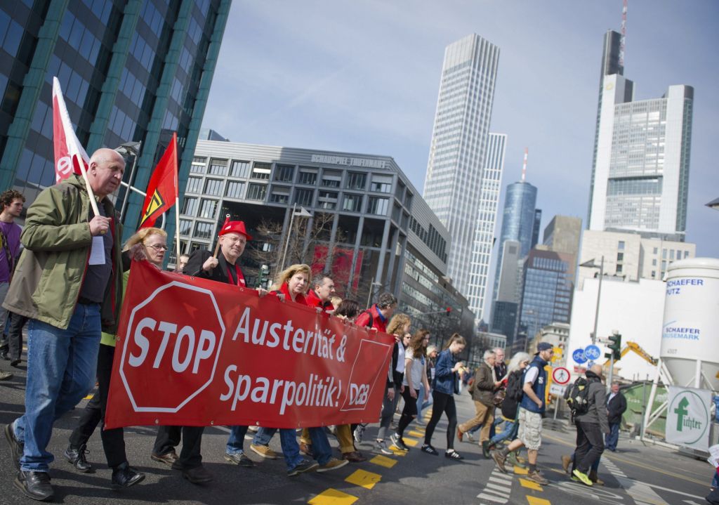 Miembros del grupo anticapitalista Blockupy se manifiestan contra la nueva sede del BCE que se inauguró oficialmente este miércoles 