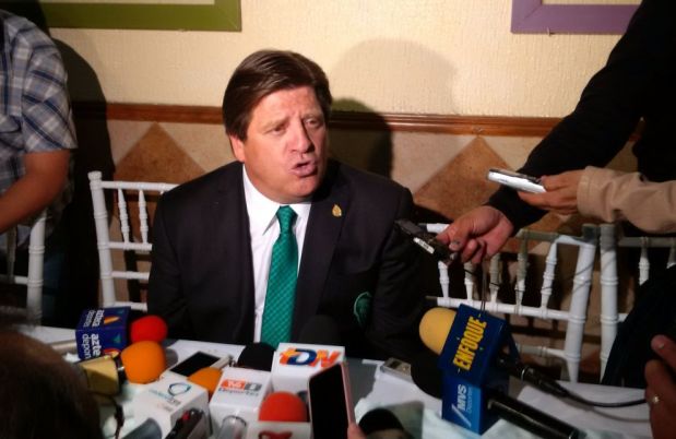 Miguel Herrera, atiende a los medios de comunicación en el Museo de Cera 