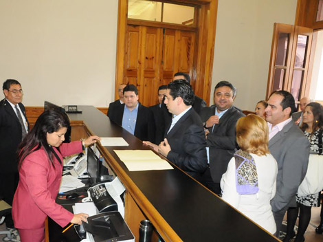 Los panistas exigen se entreguen los recursos federales para pavimentación. 