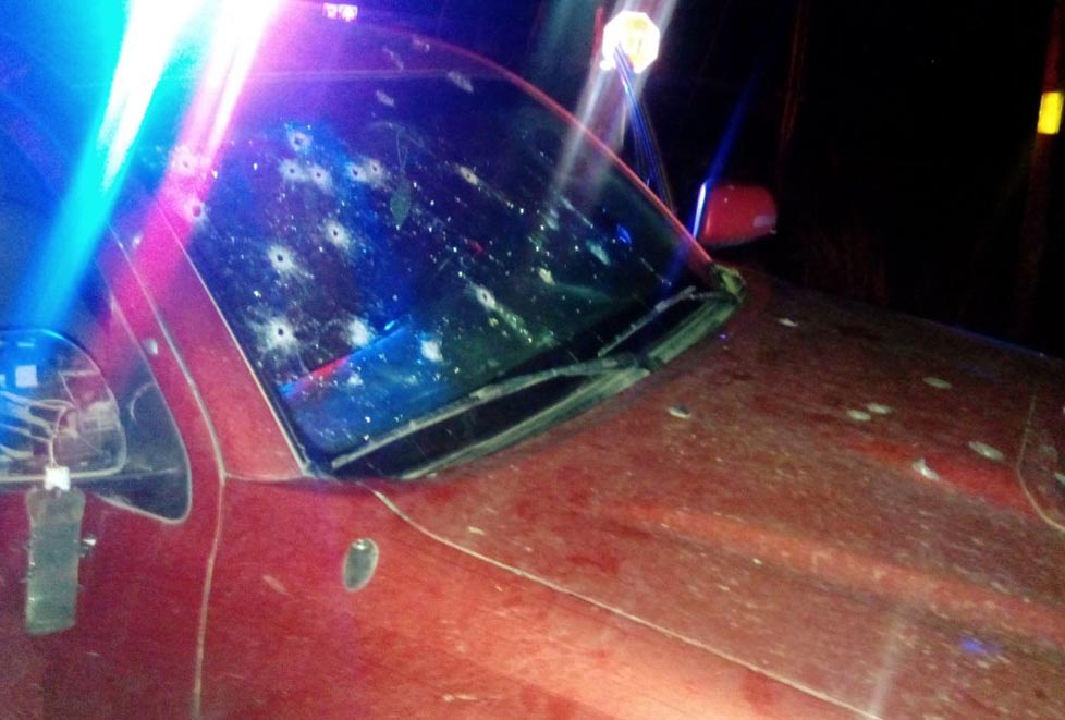 En el lugar quedaron dos camionetas abandonadas, entre ellas una Tacoma en color rojo. 