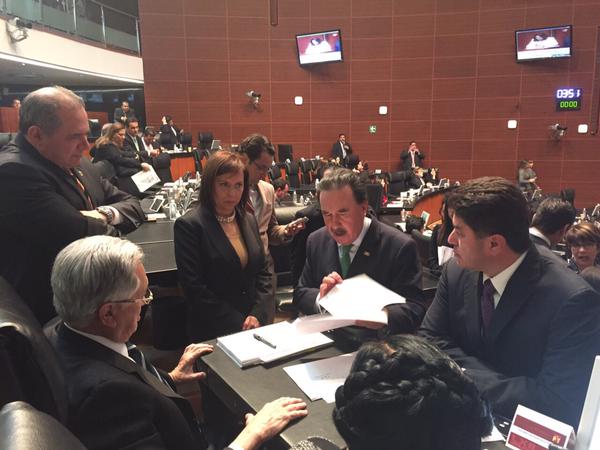 Con cuatro horas de retraso el Senado inició la discusión de la Ley General de Transparencia.