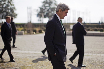 El secretario de Estado de EU, John Kerry, camina en los jardines del hotel Beau-Rivage, en Lausana, en una pausa en las negociaciones
